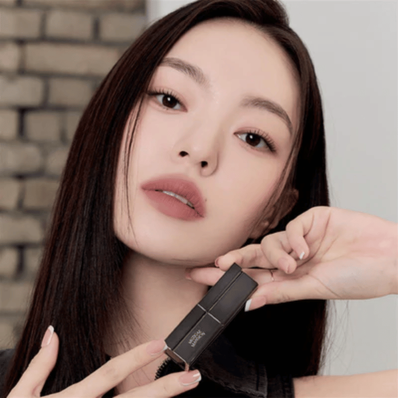 Moodwear Blur Lipstick chứa nhiều thành phần độc quyền từ Muzigae Mansion chuyên dùng để chăm sóc và làm mềm môi, hạn chế lộ vân môi